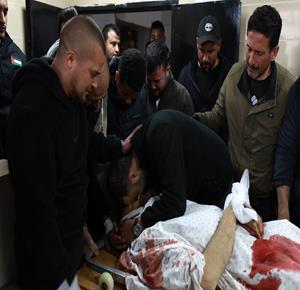 وصول جثماني الشهيدين الشقيقين محمد معمر (52 عاما) وفهيم معمر (47 عاما) إلى مستشفى رفيديا الحكومي متأثرين بإصابتهما برصاص المستعمرين خلال هجومهم على قرية قريوت جنوب نابلس